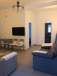 Televízia a/alebo spoločenská miestnosť v ubytovaní Apartamentos Casa la Costanilla