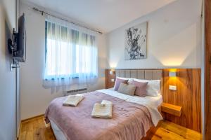 Ένα ή περισσότερα κρεβάτια σε δωμάτιο στο Titova Vila Zlatibor Mountain View Apartment