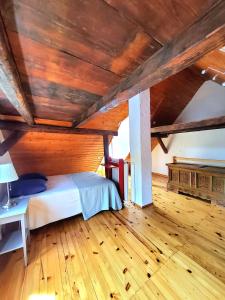 コルマールにあるGite classé "Le tilleul"の木製の天井が特徴のベッドルーム1室(ベッド1台付)