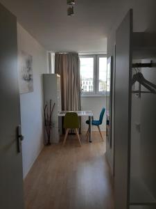 une chambre avec une table, des chaises et une fenêtre dans l'établissement Appartement mit Penthaus Charakter, à Fürth