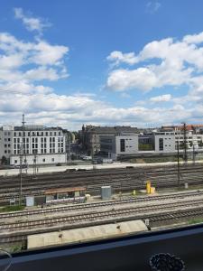 - une vue sur une ville avec des voies ferrées et des bâtiments dans l'établissement Appartement mit Penthaus Charakter, à Fürth