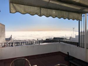 vistas al océano desde el balcón de un edificio en Apartamentos Casa la Costanilla en Vejer de la Frontera