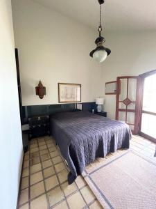 a bedroom with a bed in a room at Guaeca Villa in São Sebastião