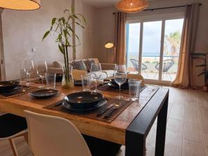 Nápoje v ubytování Tarifa Cozy House - Beachfront, Stylish Deco