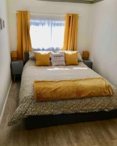 een slaapkamer met een groot bed en een raam bij Rye- Tillingham Rye - LOCATION LOCATION LOCATION! in Rye