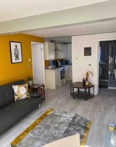 a living room with a couch and a kitchen at Rye- Tillingham Rye - LOCATION LOCATION LOCATION! in Rye