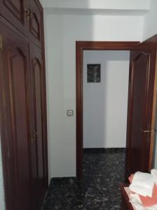 Zimmer mit Tür und Zimmer mit Flur in der Unterkunft Casa en casco urbano de Riogordo in Ríogordo