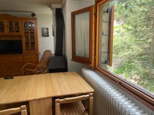 d'une salle à manger avec une table et une fenêtre. dans l'établissement Apartamento LA MOLINA, à Alp