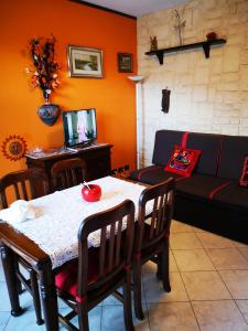ein Wohnzimmer mit einem Tisch und einem Sofa in der Unterkunft Residence SANTA CROCE Delebio Provincia di Sondrio in Sondrio