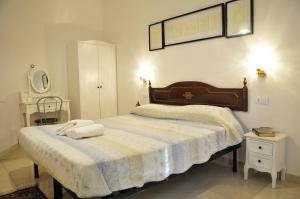 ein Schlafzimmer mit einem Bett mit zwei Handtüchern darauf in der Unterkunft Affittacamere Vanessa in Florenz