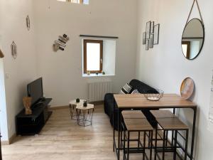 TV a/nebo společenská místnost v ubytování Appartement au cœur d'Espalion La Cabane du Lot