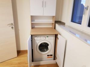 a washer and dryer in a kitchen with a counter at Ferienwohnung Stoisser in Mureck