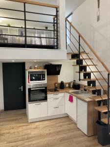 Kuchyň nebo kuchyňský kout v ubytování Appartement au cœur d'Espalion La Cabane du Lot