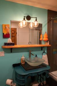uma casa de banho com um lavatório e um espelho em Gallery Suite art-cation vacation! em Nelson