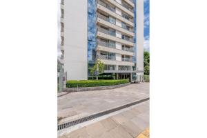 a view of the building from the street at Trend Nova Carlos Gomes - 406 in Porto Alegre