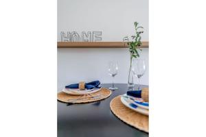 a table with plates and glasses of wine at Trend Nova Carlos Gomes - 406 in Porto Alegre