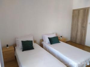 Posteľ alebo postele v izbe v ubytovaní Apartments and room Suza