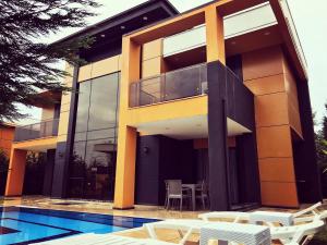 una casa con una piscina di fronte di DSF Villas & SPA A4 a Sapanca