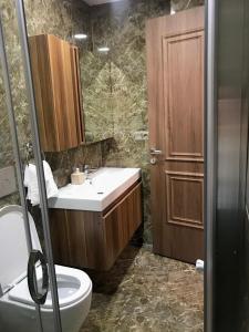 bagno con lavandino, servizi igienici e specchio di DSF Villas & SPA A4 a Sapanca