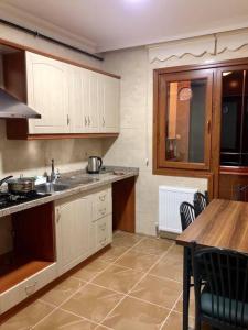 Kuchyň nebo kuchyňský kout v ubytování Trabzon Akgüller Apart