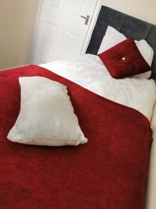 Una cama o camas en una habitación de Goldthorn Wolverhampton sleeps 5 long term comfortably and families
