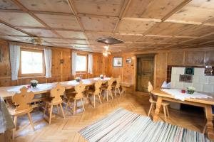 ein großes Esszimmer mit einem langen Tisch und Stühlen in der Unterkunft Steffa Hamat in Ischgl