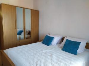 Posteľ alebo postele v izbe v ubytovaní Apartments and room Suza