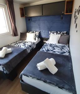 Postel nebo postele na pokoji v ubytování Mobile home Sunflower - Selce + 29 fotografií
