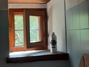 butelka leżąca na półce obok okna w obiekcie Casa Piccolo Borgo w mieście Campello sul Clitunno +20 zdjęć
