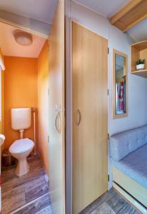een kleine badkamer met een toilet en een wastafel bij Domek Duna2 Polanica Zdrój in Polanica-Zdrój