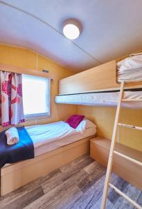 Łóżko lub łóżka piętrowe w pokoju w obiekcie Domek Duna2 Polanica Zdrój