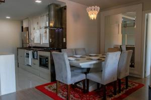 Kuchyň nebo kuchyňský kout v ubytování Locar-in Canela - Apto junto a Rua Coberta Canela