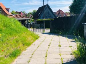 un chemin en pierre dans une cour avec des maisons dans l'établissement A1 Stay Apartments, à Copenhague