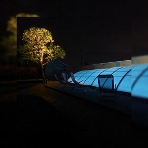 una fila de sillas sentadas al lado de un edificio por la noche en Fazekasház en Nagykáta