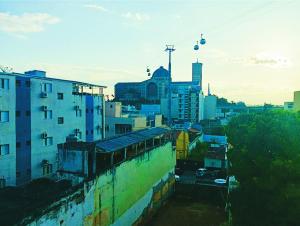 - une vue sur une ville avec des bâtiments et un téléphérique dans l'établissement Pousada Jesus Misericordioso, à Aparecida