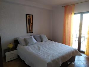 Posteľ alebo postele v izbe v ubytovaní Apartments and room Suza