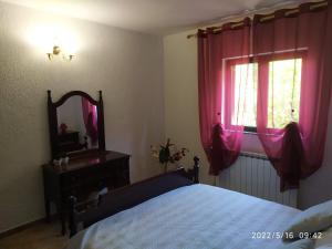 Posteľ alebo postele v izbe v ubytovaní Apartments and room Suza