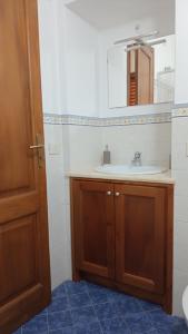 uma casa de banho com um lavatório e um espelho em Holiday Home Tarinuzza em Lipari