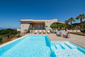 The swimming pool at or close to Villa DellAcqua