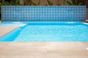 una piscina con una pared de azulejos azules en Villa DellAcqua, en Alcamo Marina