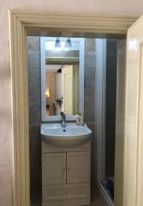 een badkamer met een wastafel en een spiegel bij Casa Fortuna in Cisternino