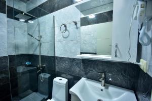 Koupelna v ubytování Hotel RANU + 34 fotografií