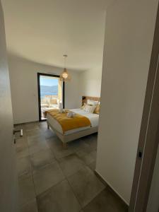 A bed or beds in a room at Superbe T3 NEUF VUE MER