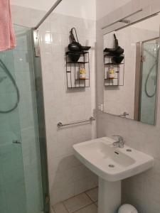 uma casa de banho branca com um lavatório e um chuveiro em Casa Timoteo em Mantova