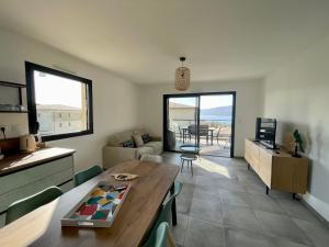 A seating area at Superbe T3 NEUF VUE MER