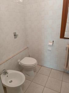 uma casa de banho com um WC e um lavatório em Casa Timoteo em Mantova