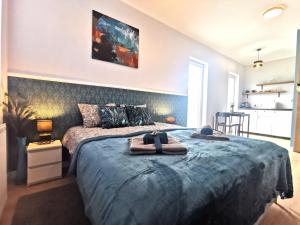 sypialnia z łóżkiem i dwoma ręcznikami na nim w obiekcie Chcę tu zostać Apartamenty Gdynia w mieście Gdynia