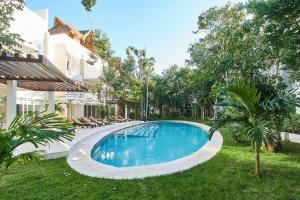 una piscina en el patio de una casa en Macbeth - Rooftop with Jacuzzi & Beach Club Access, en Tulum