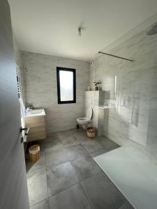 A bathroom at Superbe T3 NEUF VUE MER