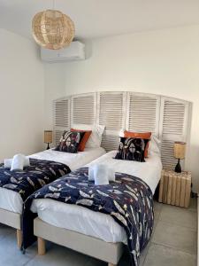 two beds sitting next to each other in a bedroom at Superbe T3 NEUF VUE MER in Propriano